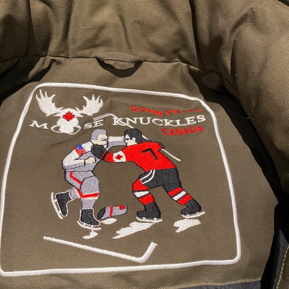 Authentic Moose Knuckles bomber M in ladies - Picture 5 of 6